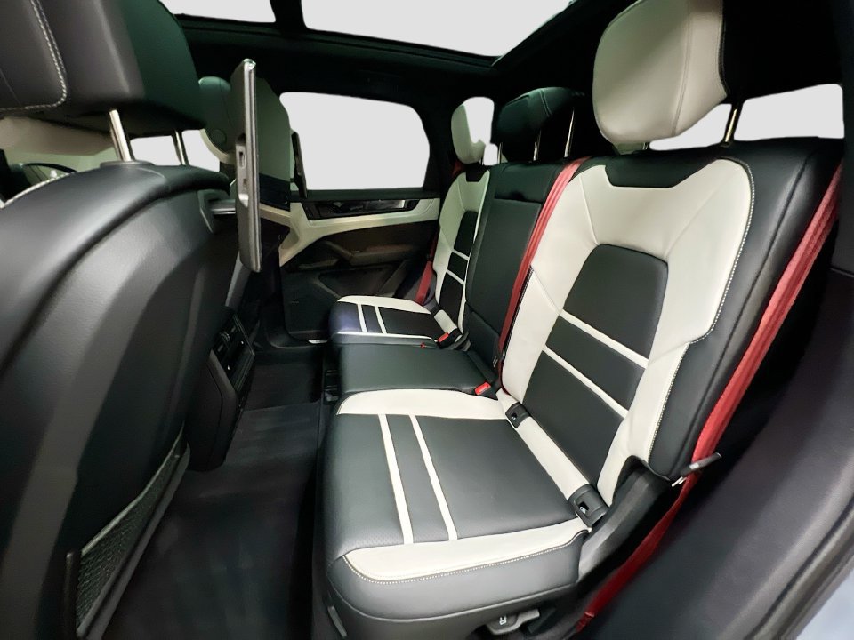Certified 2024 Porsche Cayenne AWD/4WD image 24