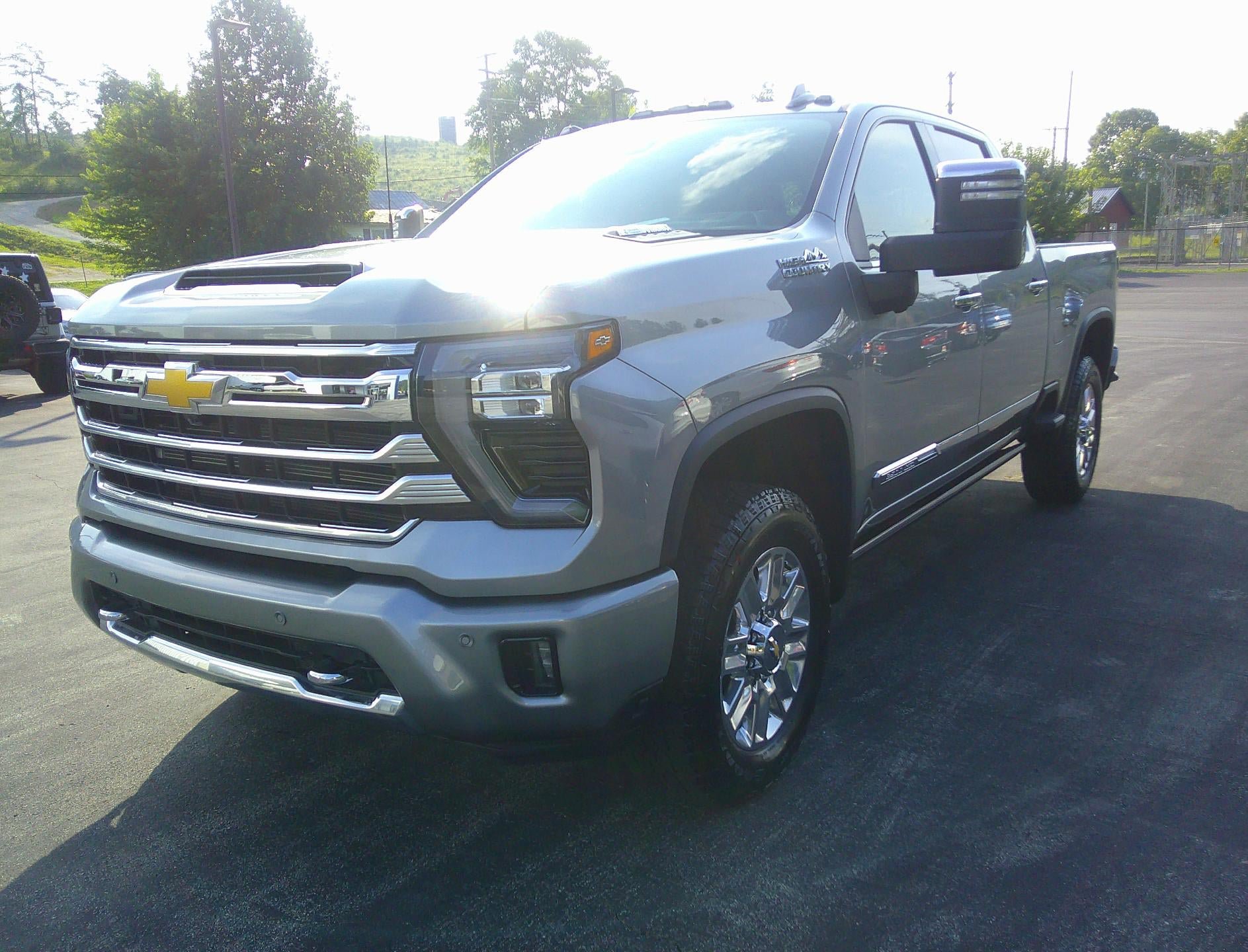 Used 2025 Chevrolet Silverado 2500 High Country w/ High Country Premium Package AWD/4WD image 1