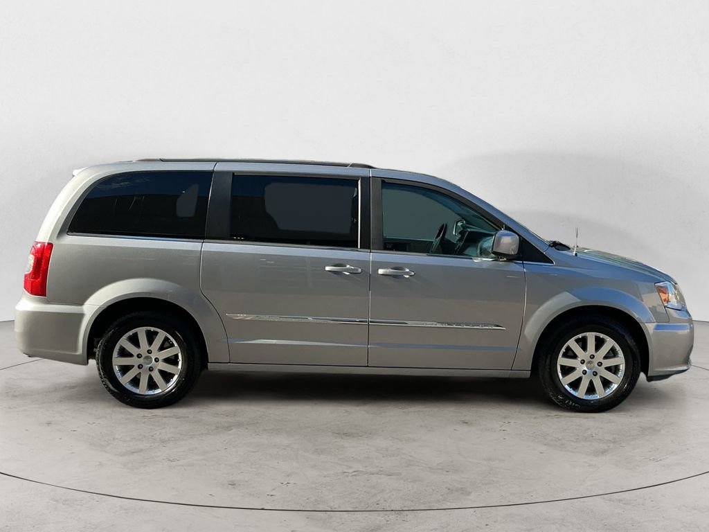 Used 2016 Chrysler Town & Country Touring FWD image 4