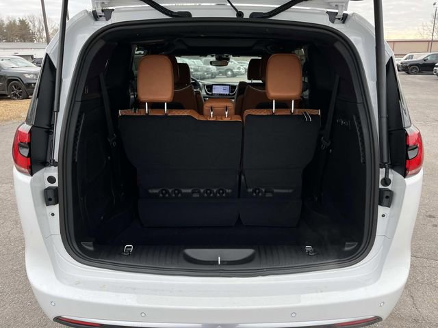 New 2026 Chrysler Pacifica Pinnacle w/ Trailer Tow Group FWD image 12