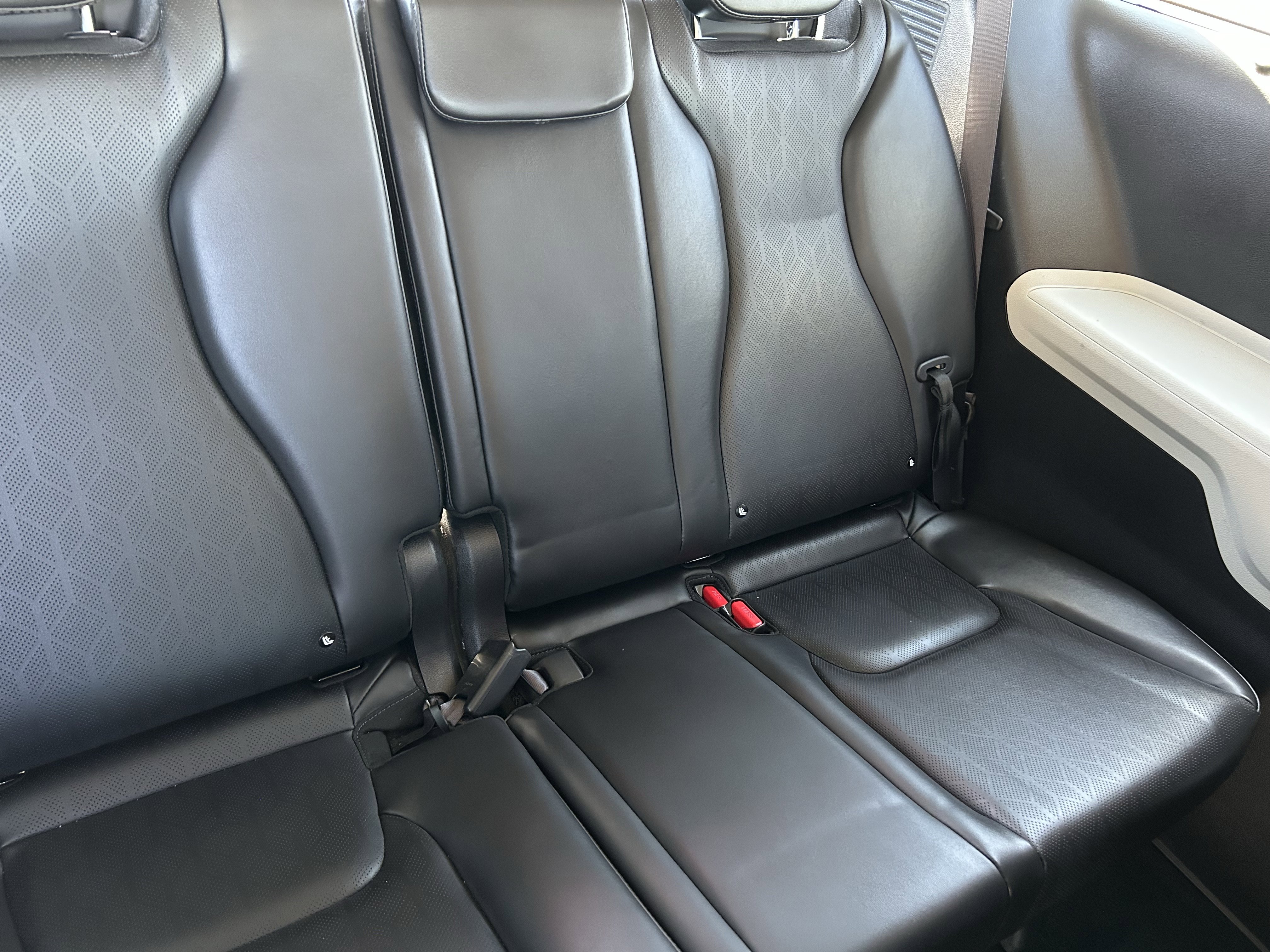 Used 2024 Kia Carnival EX image 13