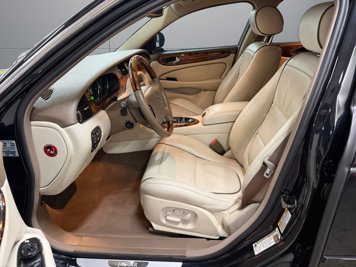 Used 2005 Jaguar XJ8 RWD image 10