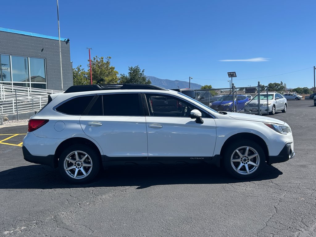 Used 2019 Subaru Outback 2.5i Premium w/ Popular Package #2 AWD/4WD image 2