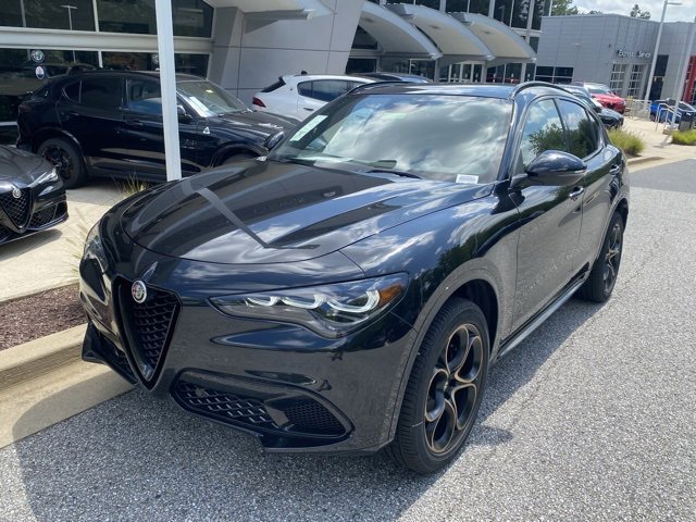 New 2025 Alfa Romeo Stelvio Sprint image 2