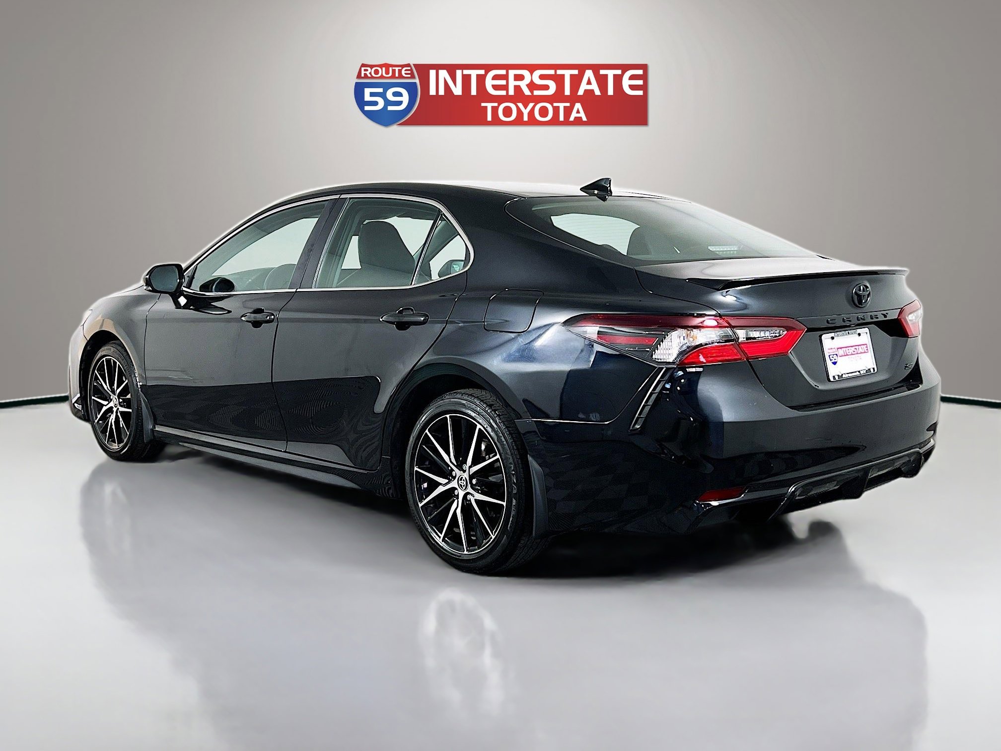 Used 2024 Toyota Camry SE image 5