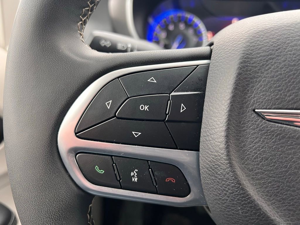 Used 2024 Chrysler Pacifica Touring-L image 22