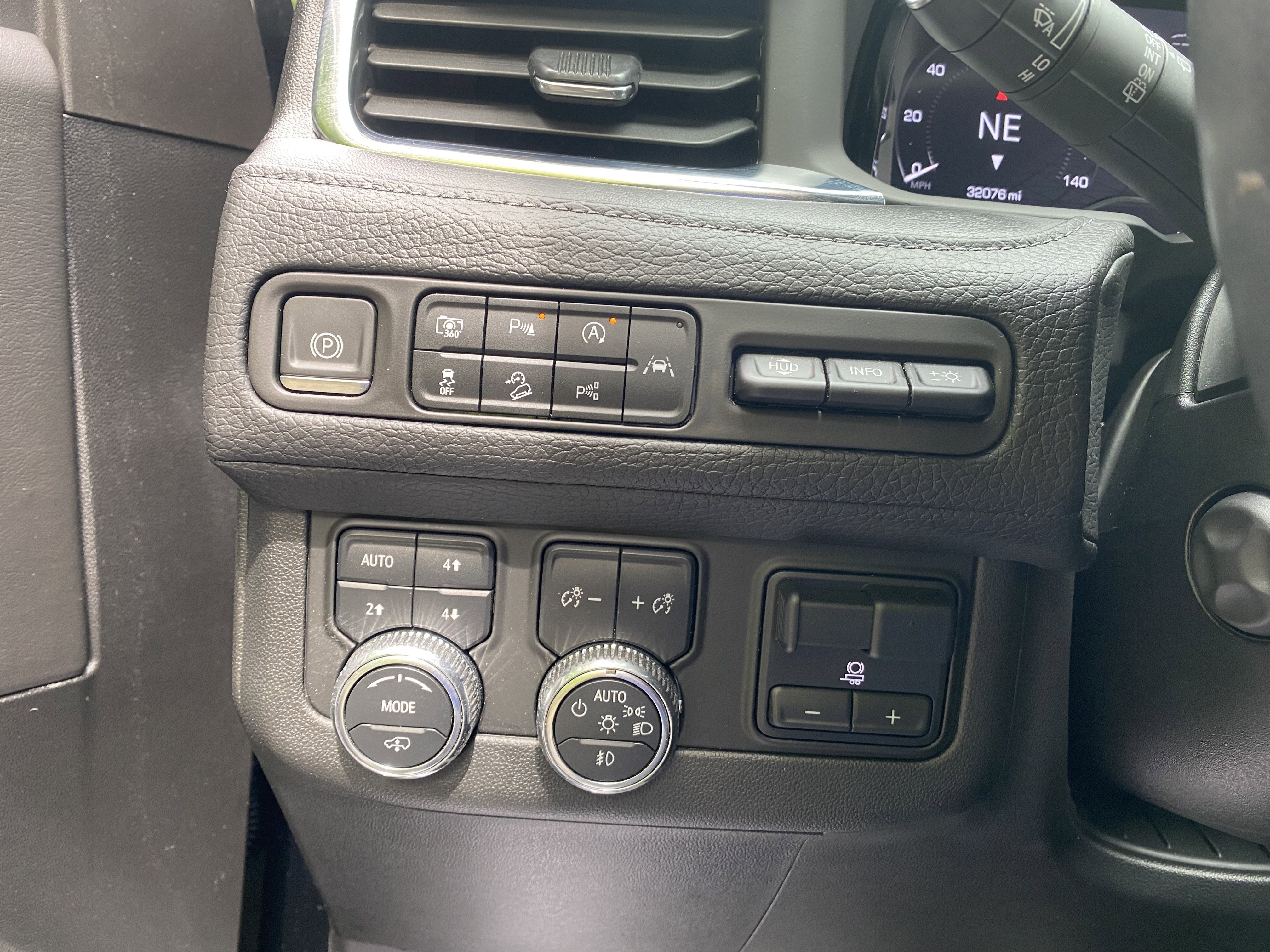 Used 2023 GMC Yukon Denali w/ Denali Reserve Package image 18