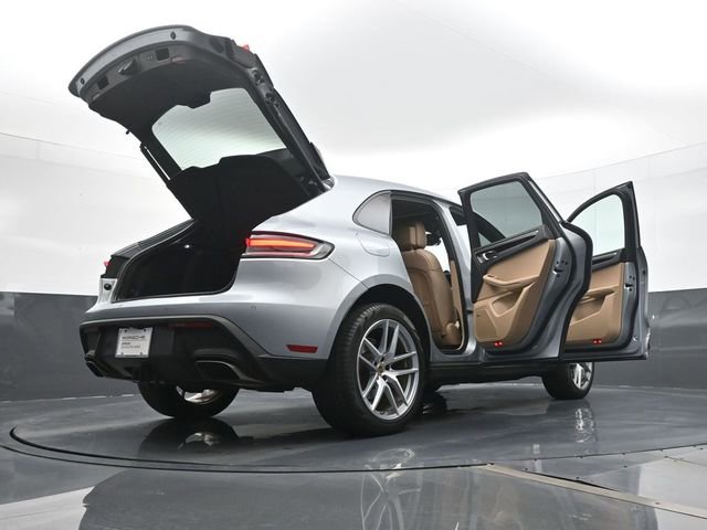 Certified 2022 Porsche Macan AWD/4WD image 27