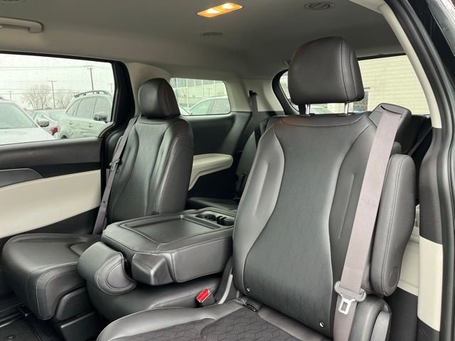 Used 2024 Kia Carnival LX image 34