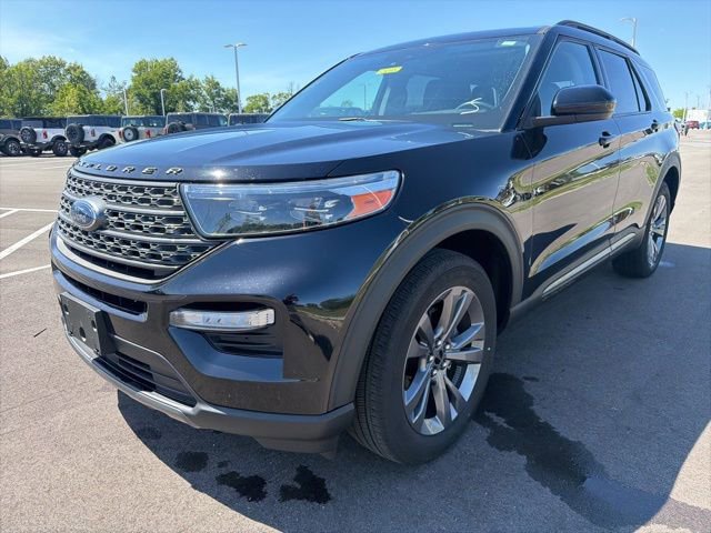 Used 2023 Ford Explorer XLT w/ Equipment Group 202A AWD/4WD image 2