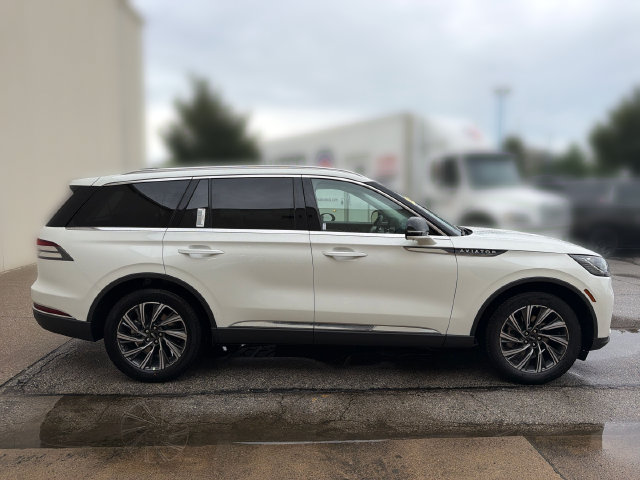 New 2027 Lincoln Aviator AWD image 4