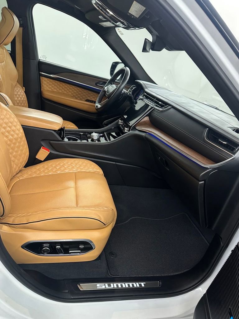 Used 2022 Jeep Grand Cherokee Summit AWD/4WD image 33