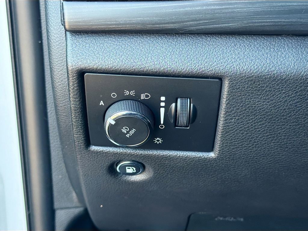 Used 2019 Jeep Grand Cherokee Altitude image 36