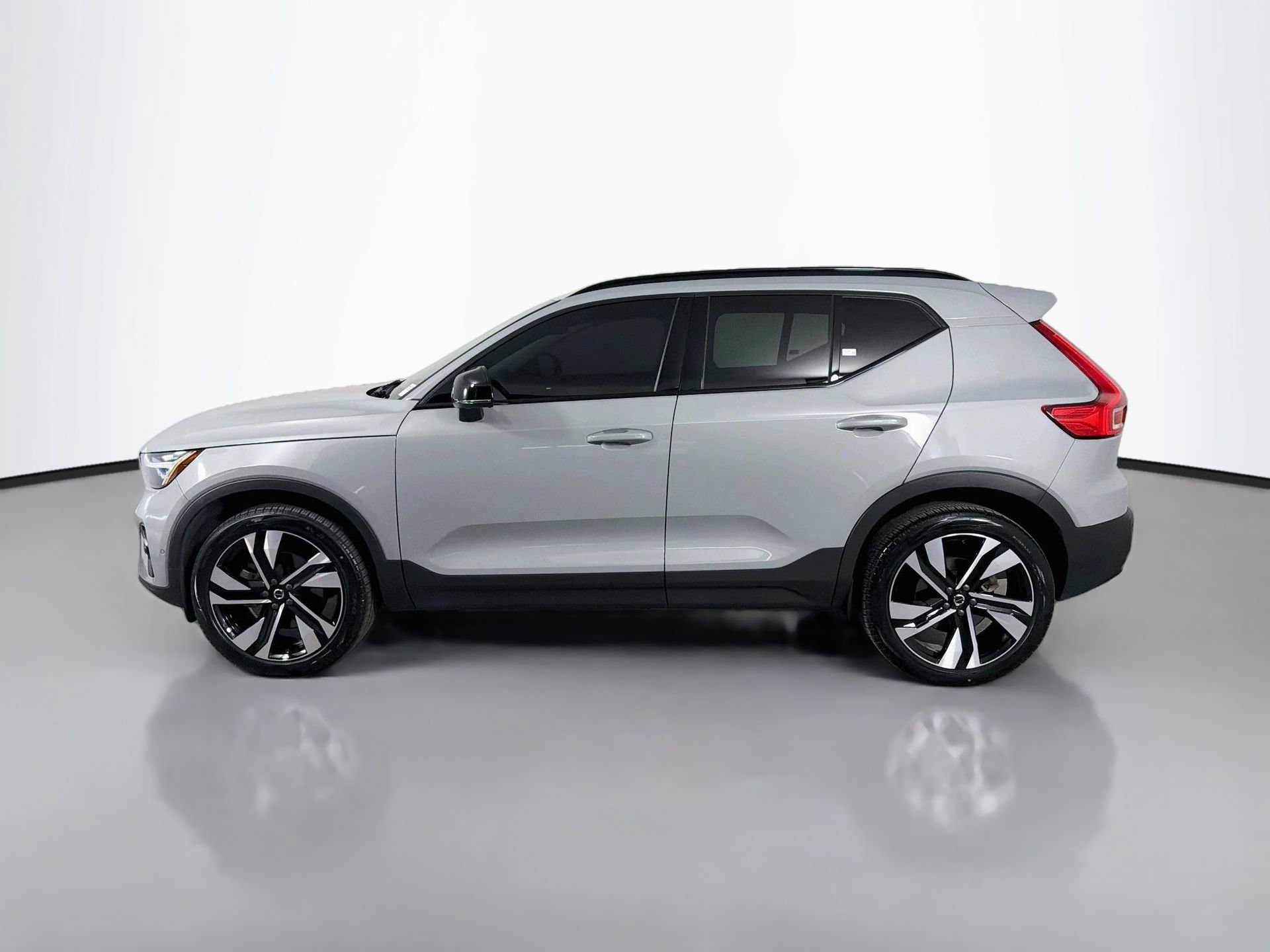 Certified 2024 Volvo XC40 B5 Plus AWD/4WD image 9