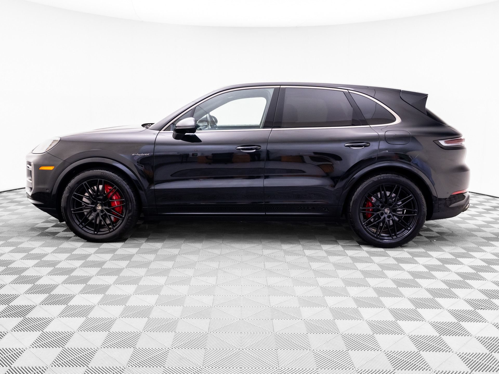 Certified 2025 Porsche Cayenne Turbo AWD/4WD image 2