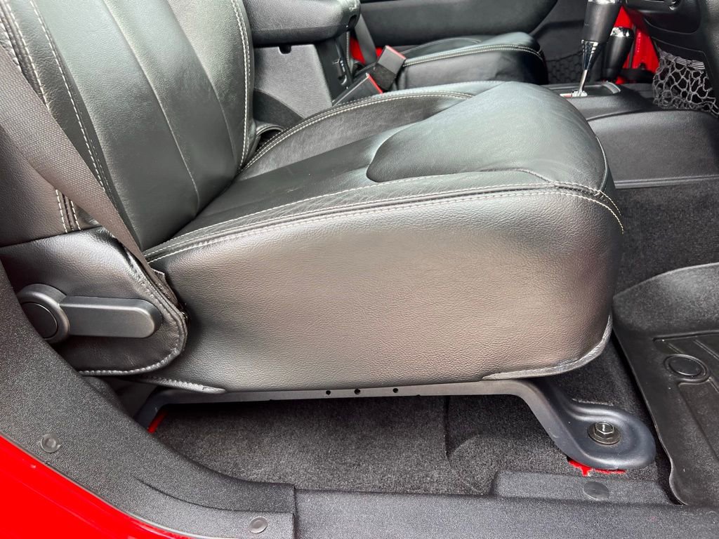 Used 2015 Jeep Wrangler Unlimited Sahara w/ Connectivity Group image 23