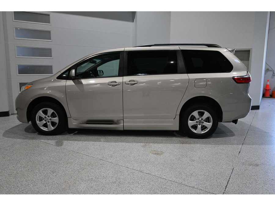Used 2015 Toyota Sienna LE FWD image 9