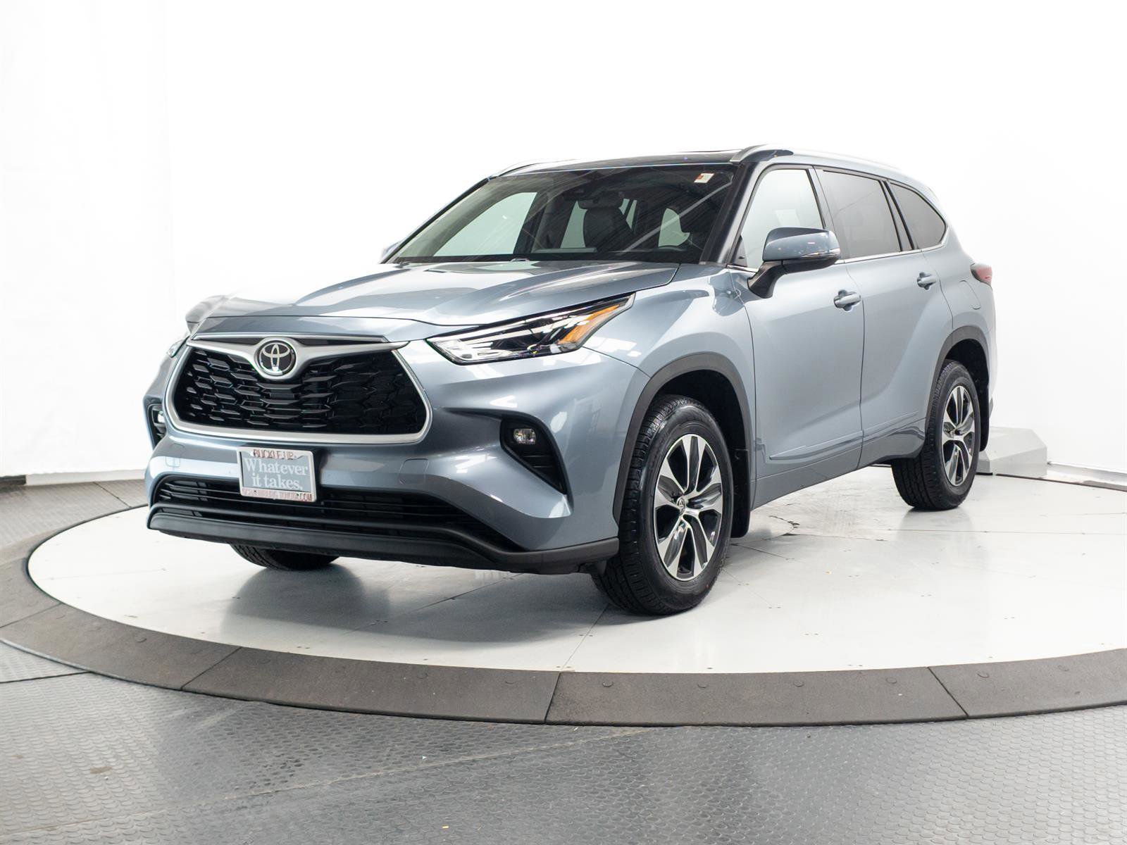 Used 2022 Toyota Highlander XLE AWD/4WD image 3