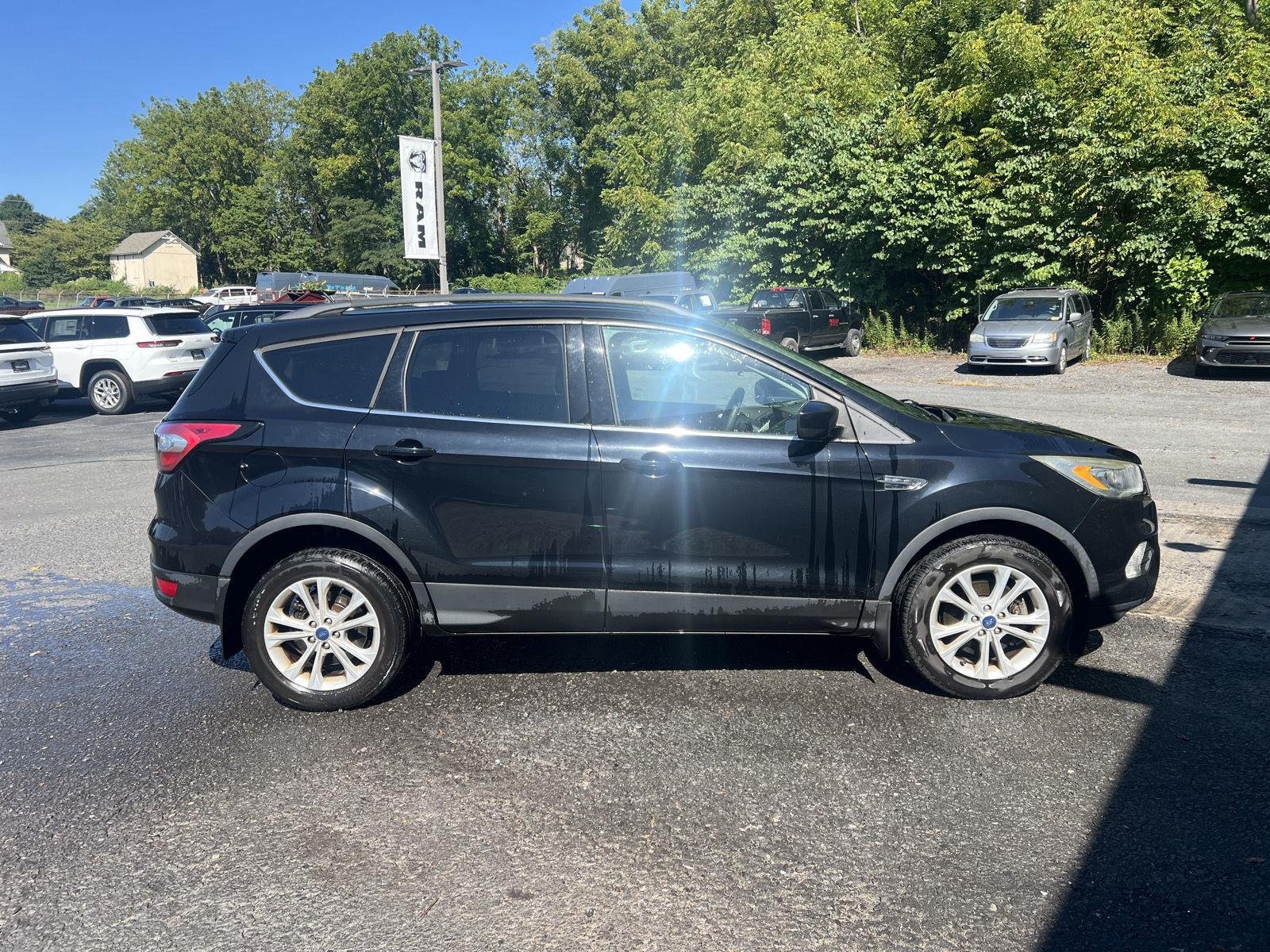 Used 2017 Ford Escape SE w/ Equipment Group 201A AWD/4WD image 2