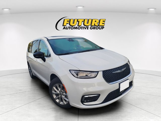 Used 2025 Chrysler Pacifica Select
