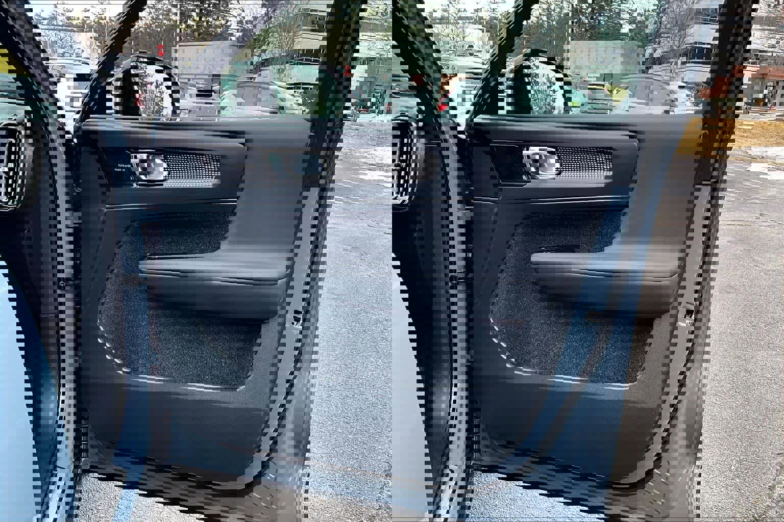 Used 2022 Volvo XC40 T5 R-Design w/ Advanced Package image 21