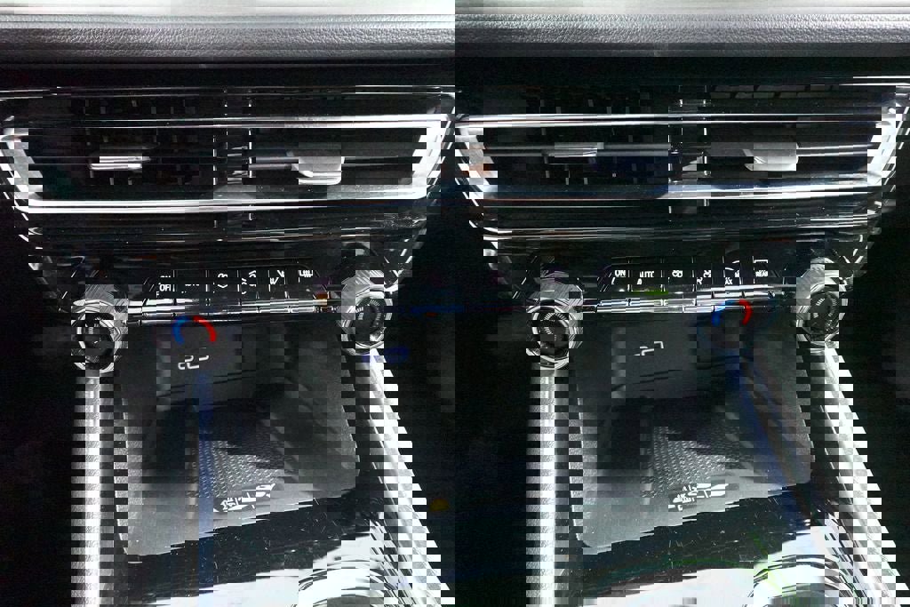 Used 2024 Chevrolet Traverse LT image 19