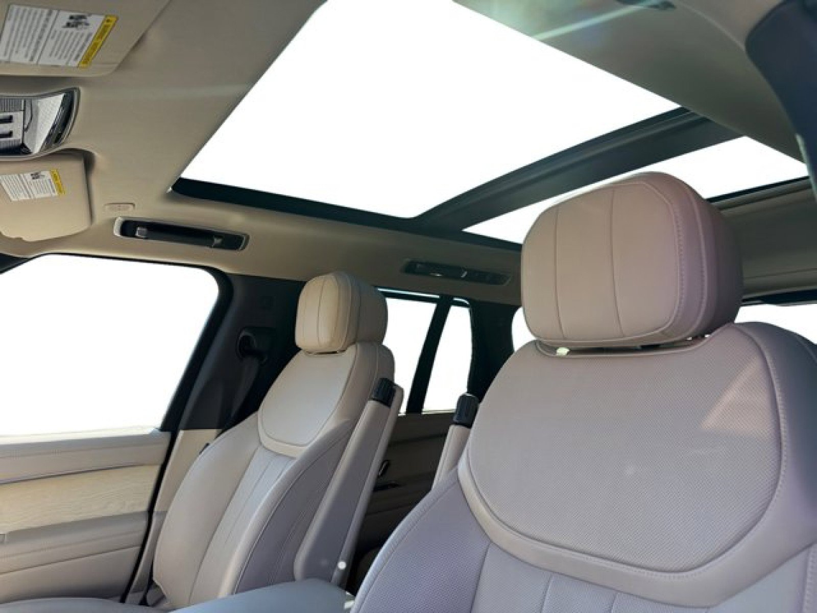 Used 2024 Land Rover Range Rover SE image 12