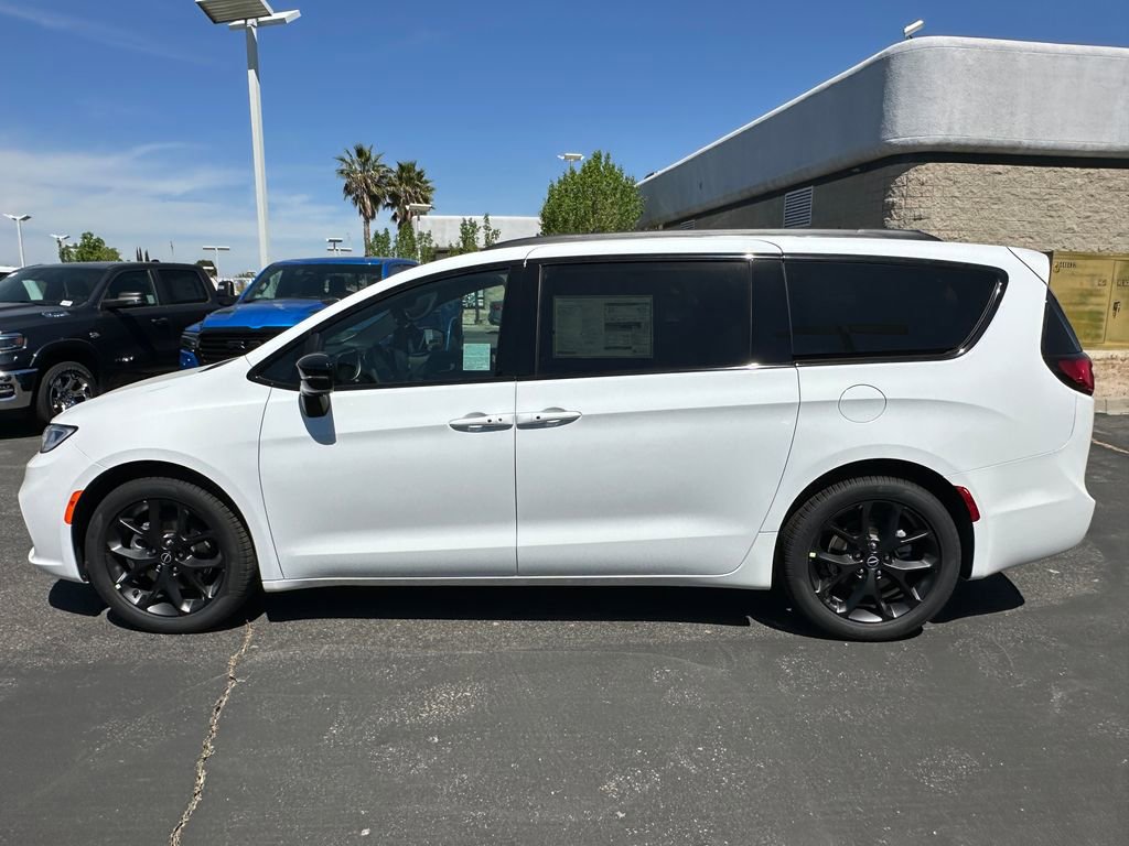 New 2026 Chrysler Pacifica Select FWD image 3