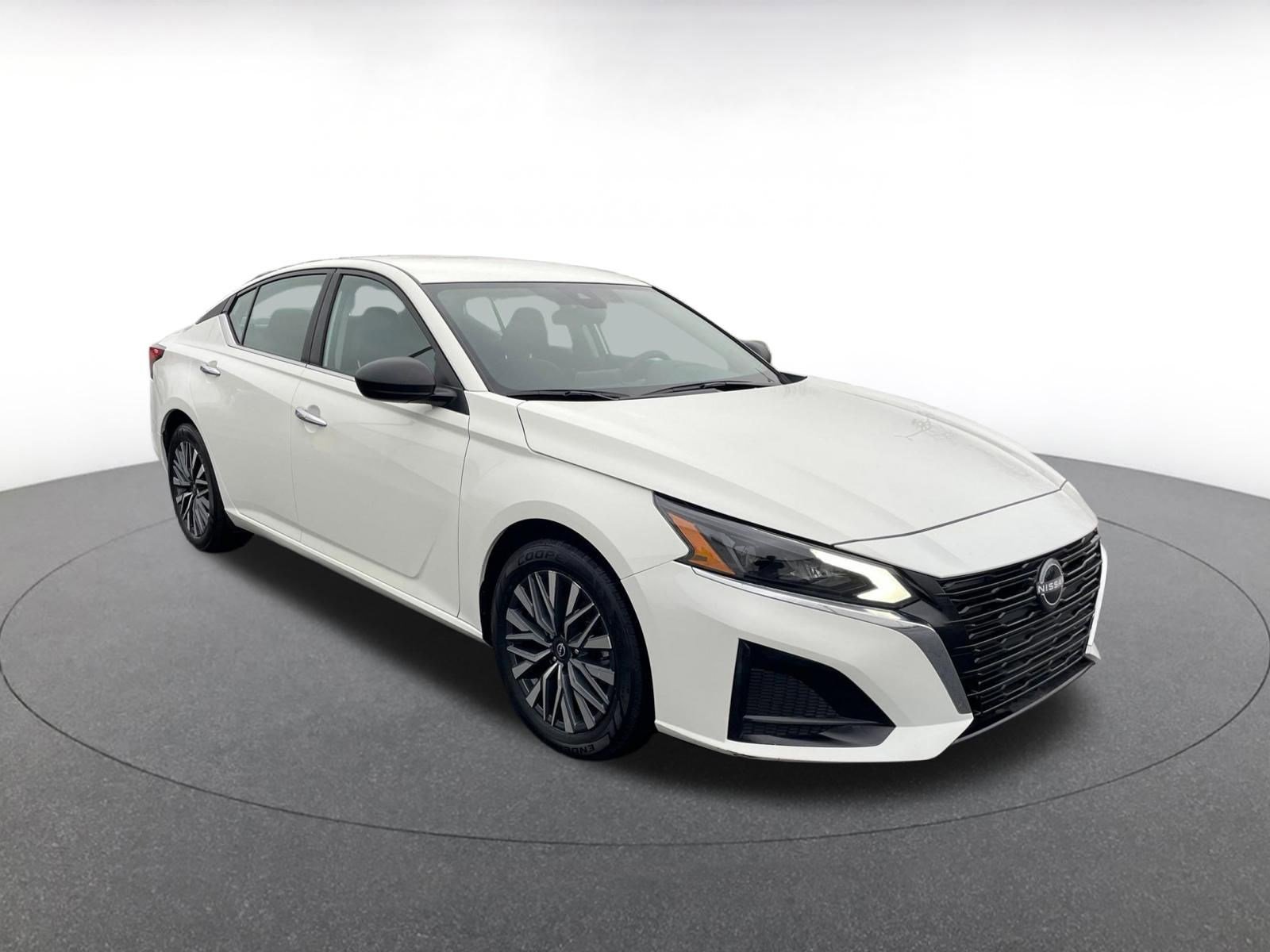 Used 2025 Nissan Altima 2.5 SV image 1