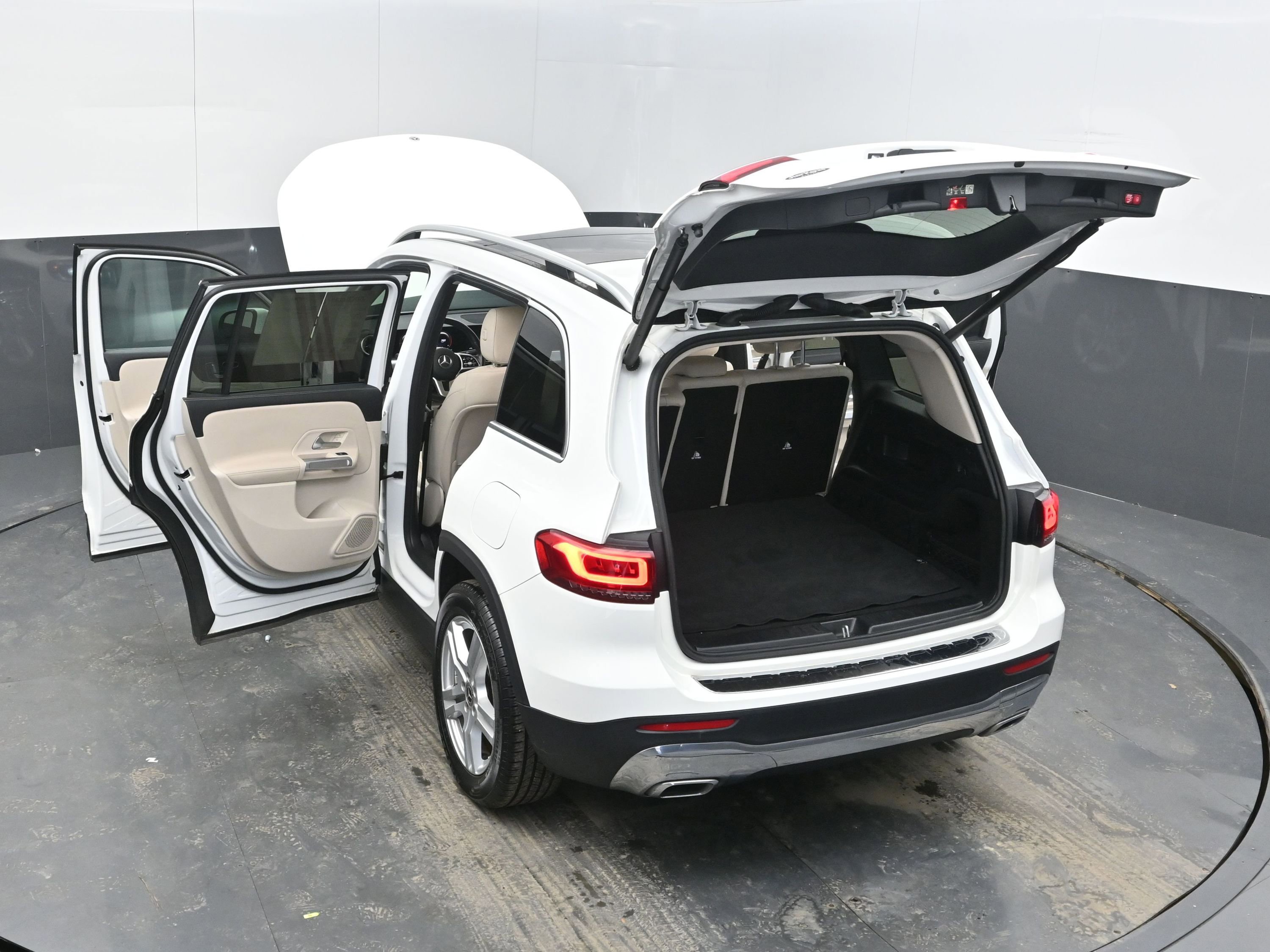 Used 2023 Mercedes-Benz GLB 250 4MATIC w/ Premium Package image 44