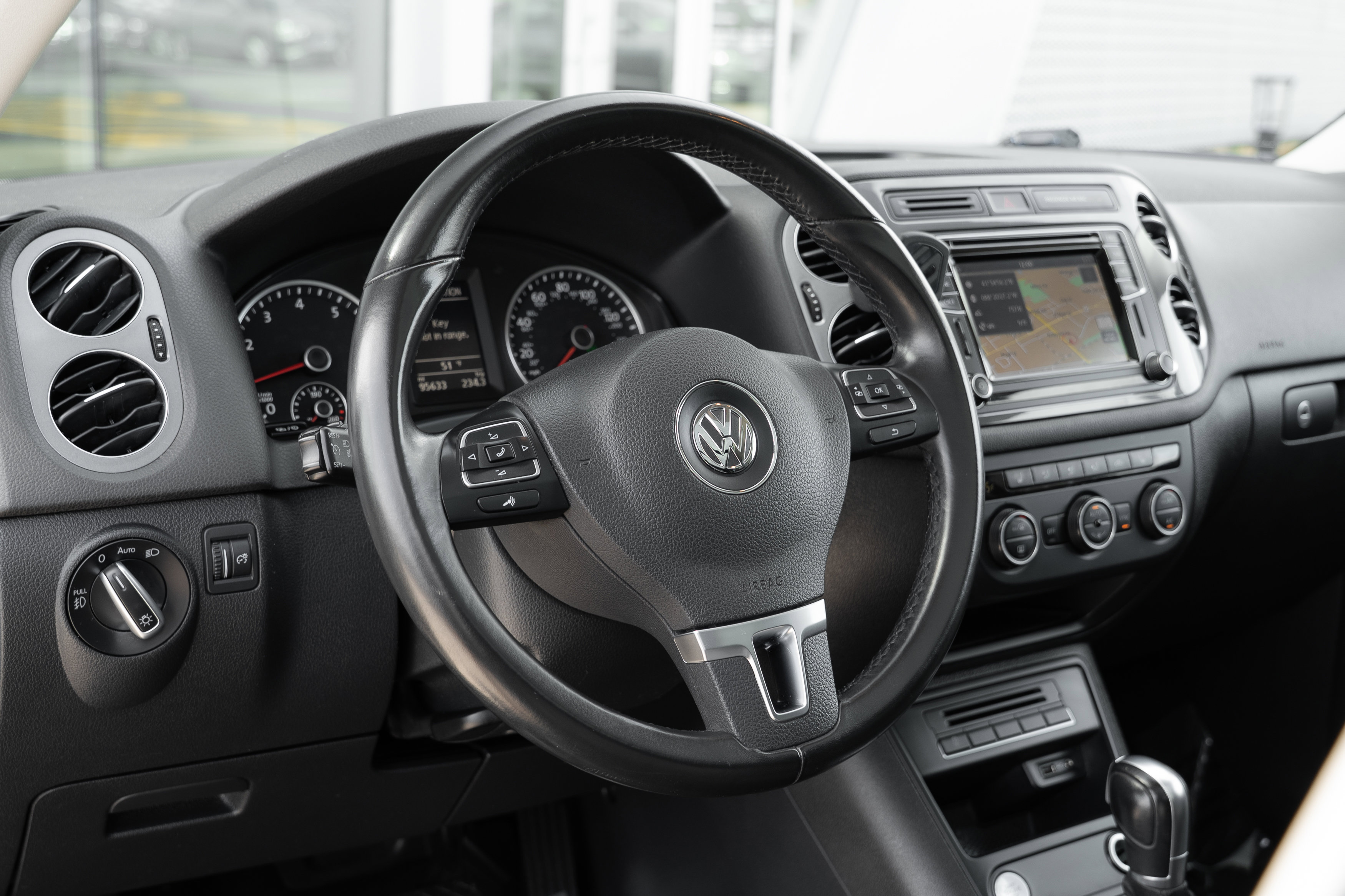 Used 2016 Volkswagen Tiguan SEL image 11