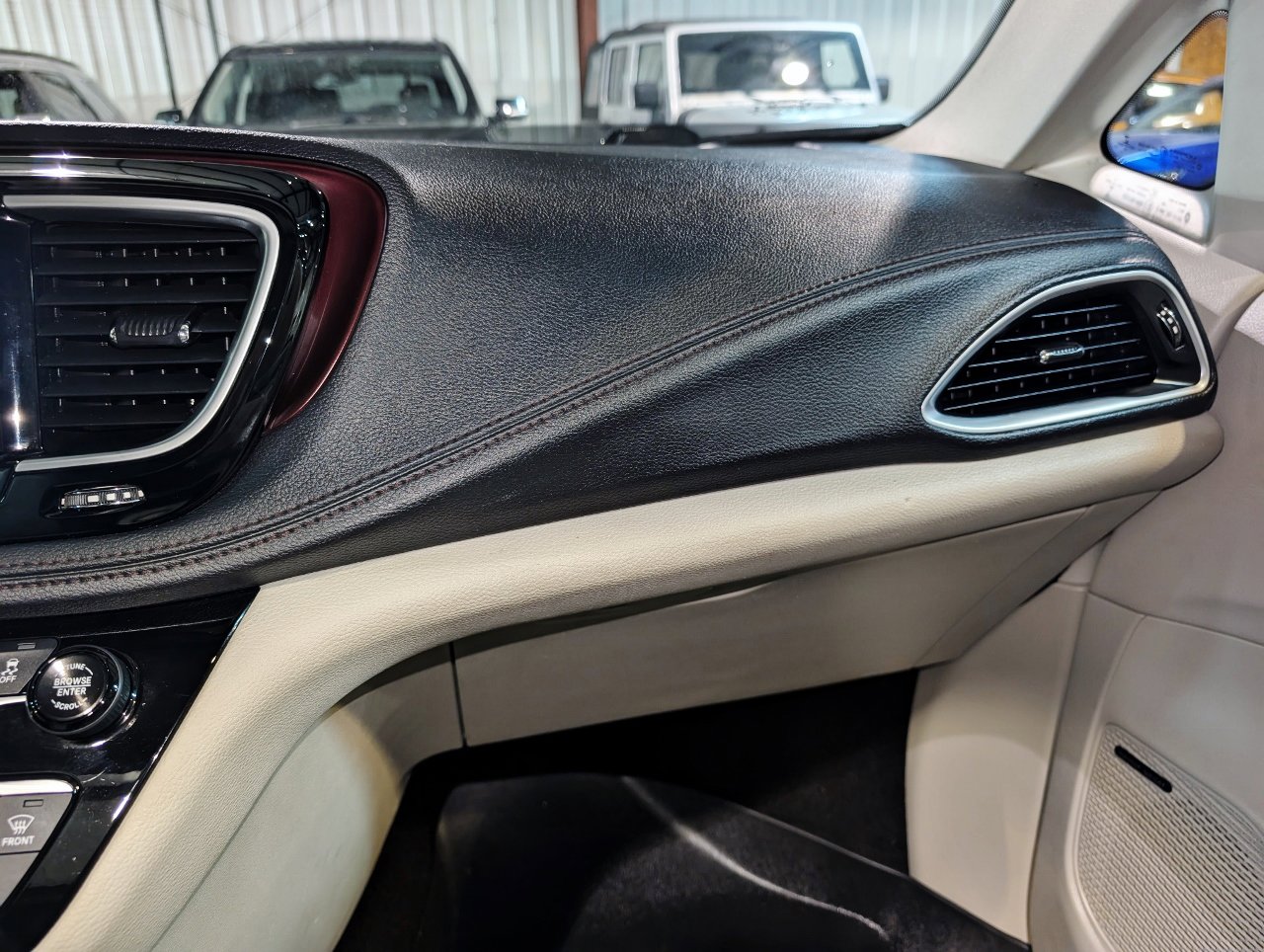 Used 2017 Chrysler Pacifica Limited image 46