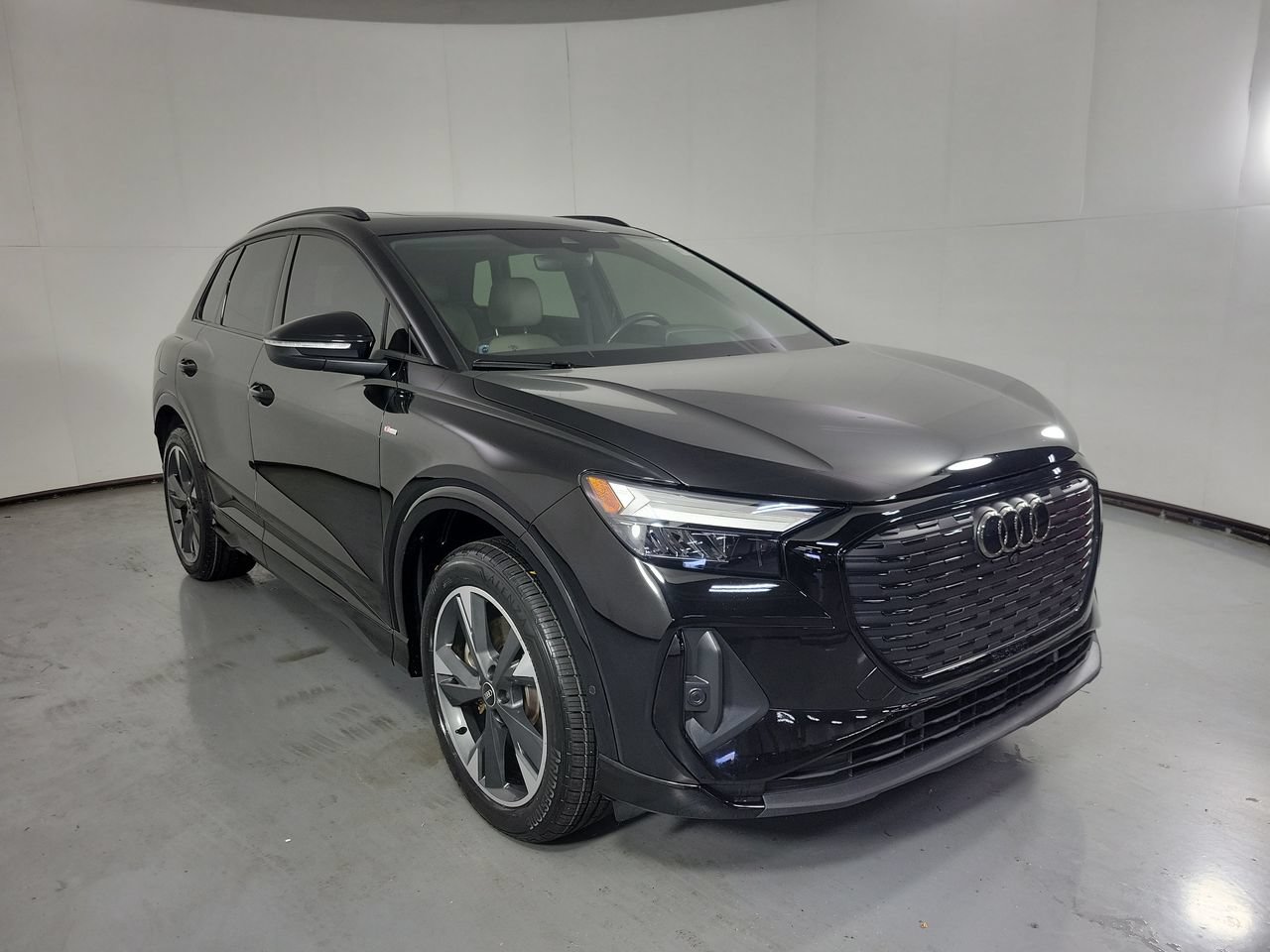 Used 2023 Audi Q4 e-tron Premium Plus w/ Premium Plus AWD/4WD image 3