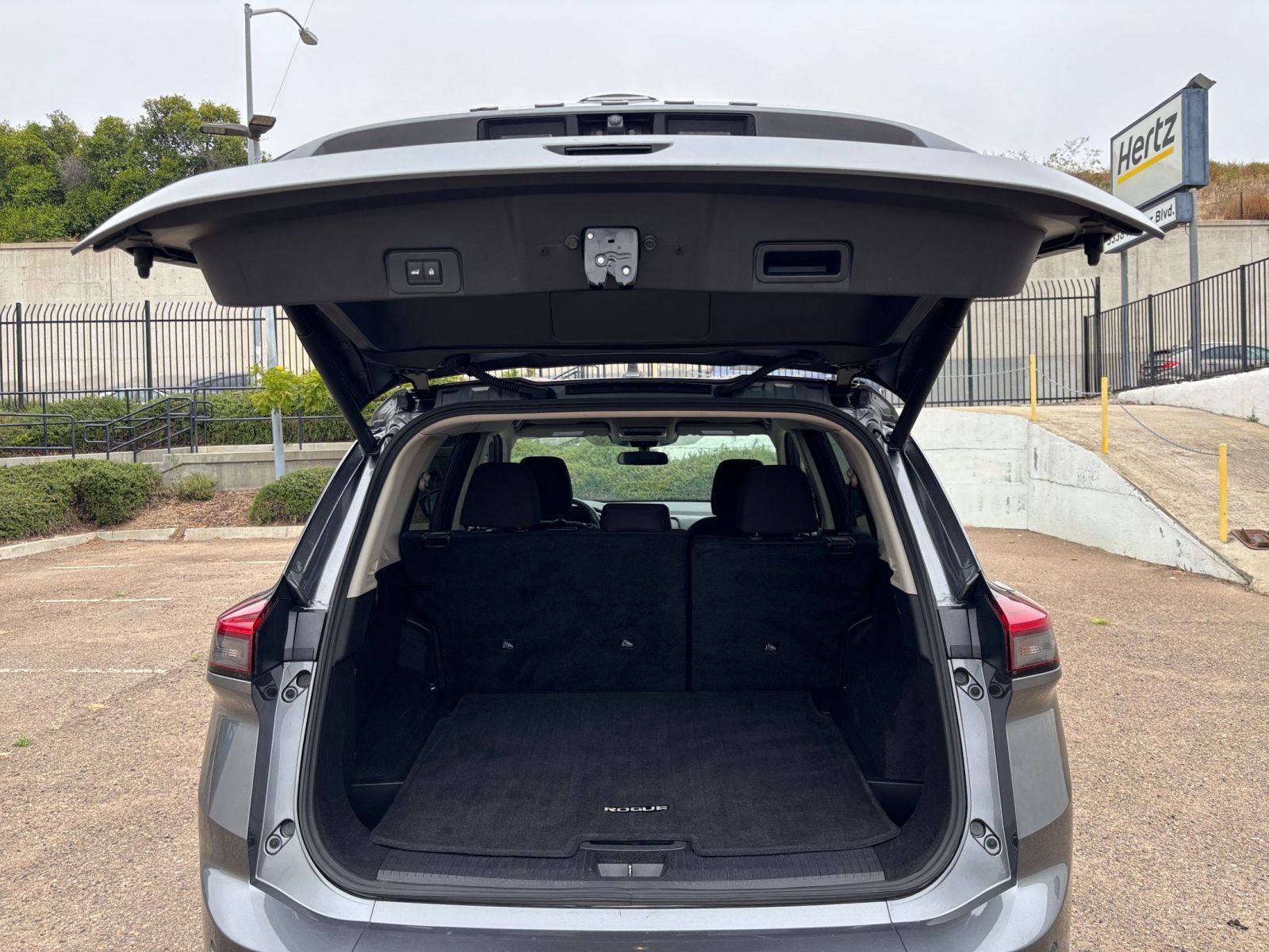 Used 2025 Nissan Rogue SV FWD image 33