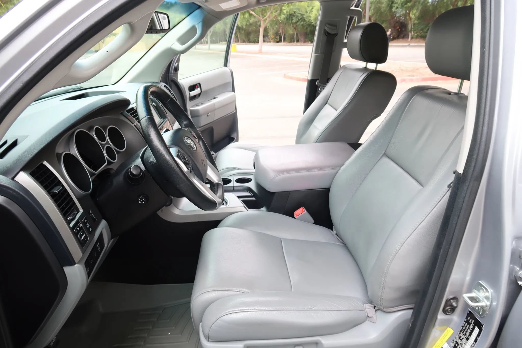 Used 2017 Toyota Sequoia Limited w/ Safety & Convenience Package AWD/4WD image 19