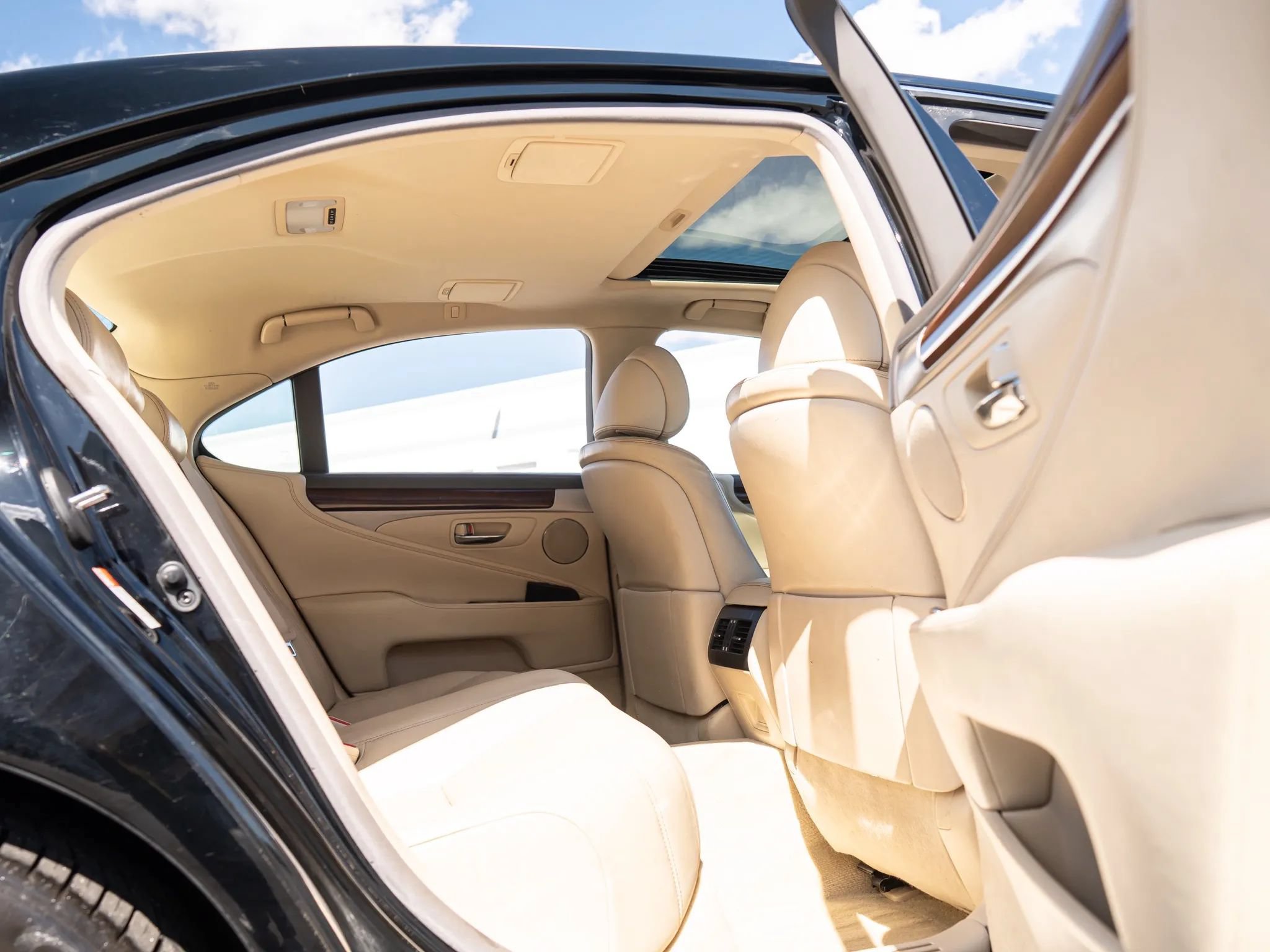 Used 2016 Lexus LS 460 AWD w/ Comfort Package image 21