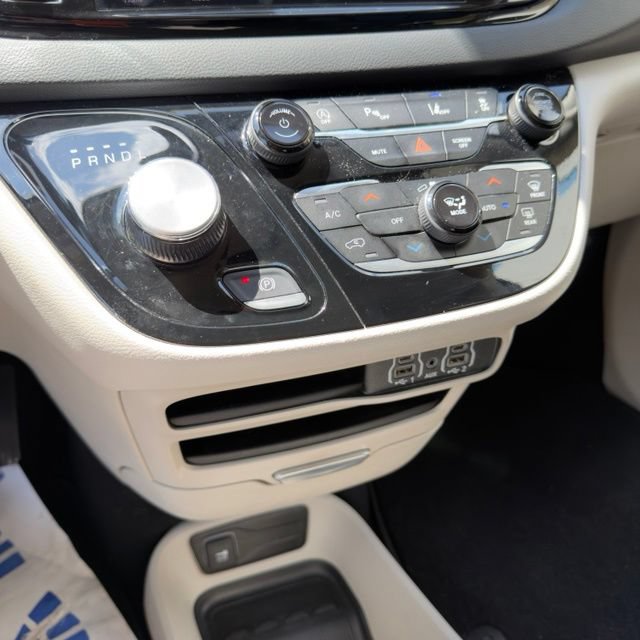 Used 2024 Chrysler Pacifica Touring-L FWD image 21
