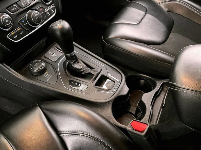 Used 2020 Jeep Cherokee Latitude Plus w/ Cold Weather Group AWD/4WD image 16