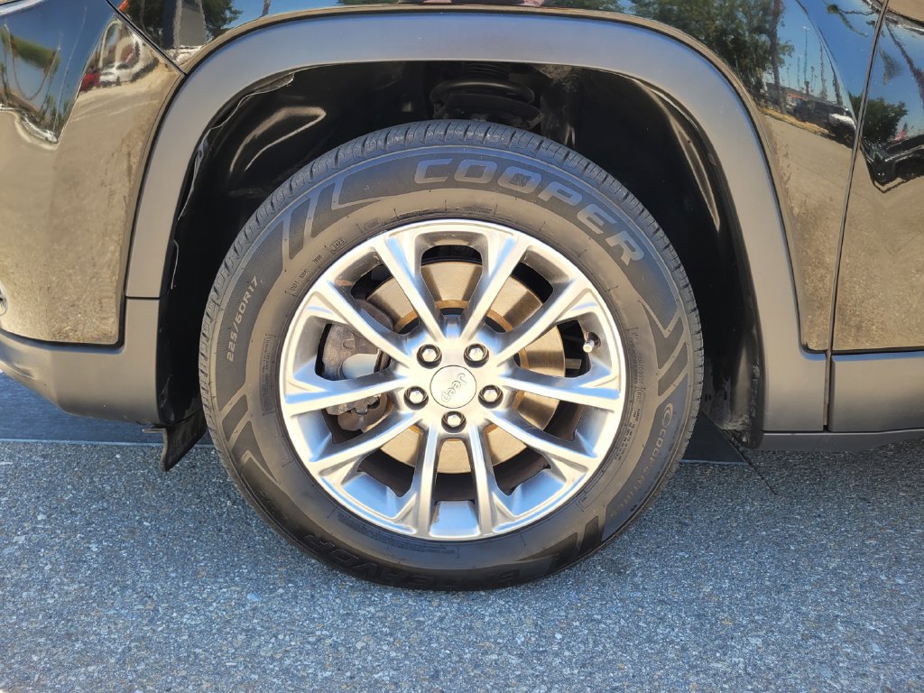 Used 2019 Jeep Cherokee Latitude Plus w/ Comfort/Convenience Group FWD image 36