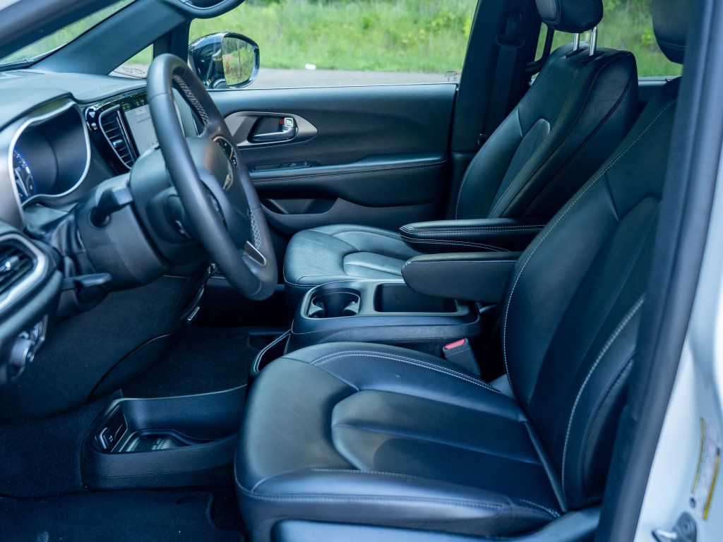 Used 2025 Chrysler Pacifica Select FWD image 11