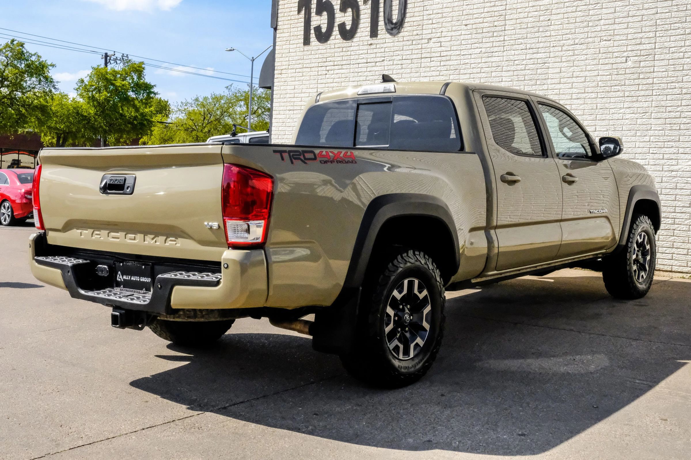 Used 2017 Toyota Tacoma TRD Off-Road image 8