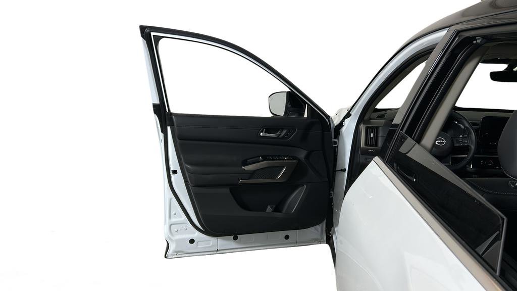 Used 2025 Nissan Pathfinder Platinum image 19