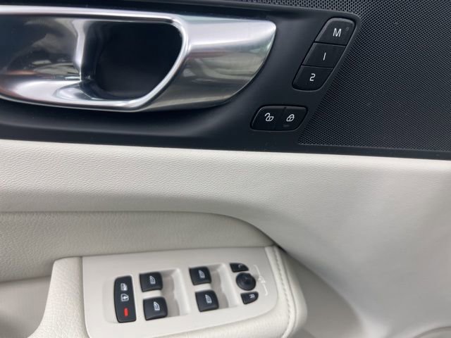 Used 2021 Volvo XC60 T5 Momentum w/ Protection Package Premier image 13