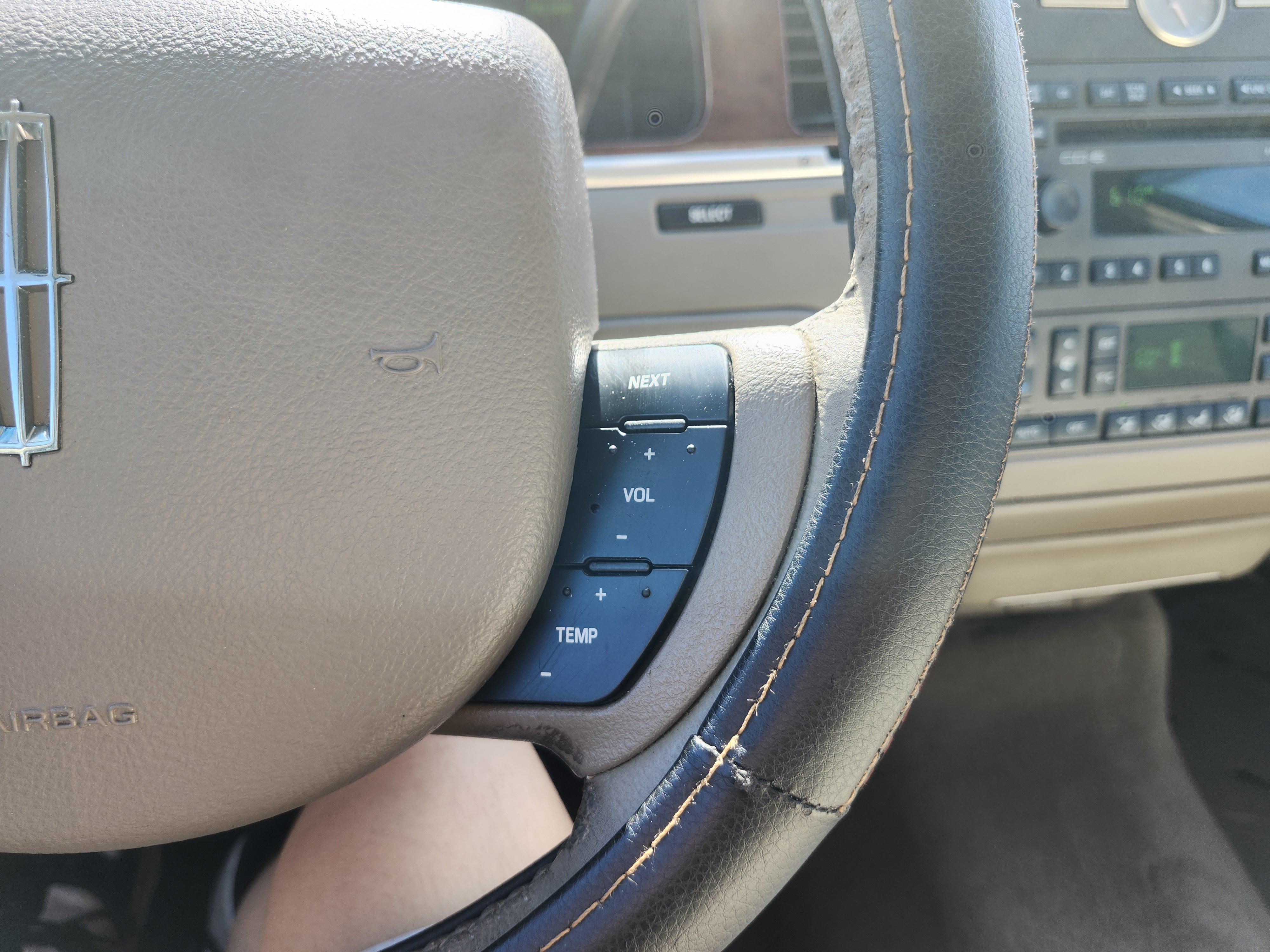 Used 2005 Lincoln Town Car Signature Limited RWD image 32