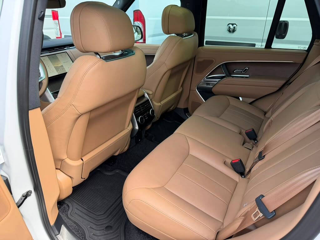 Used 2025 Land Rover Range Rover SE AWD/4WD image 12