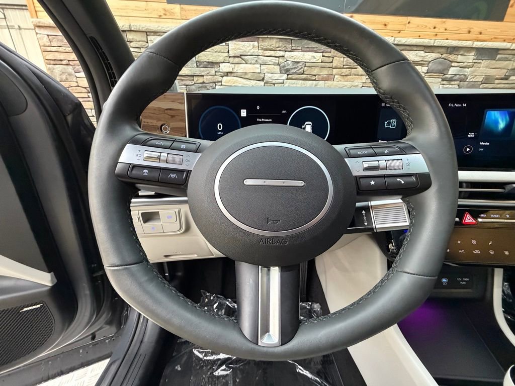 Used 2025 Hyundai Tucson Limited image 17