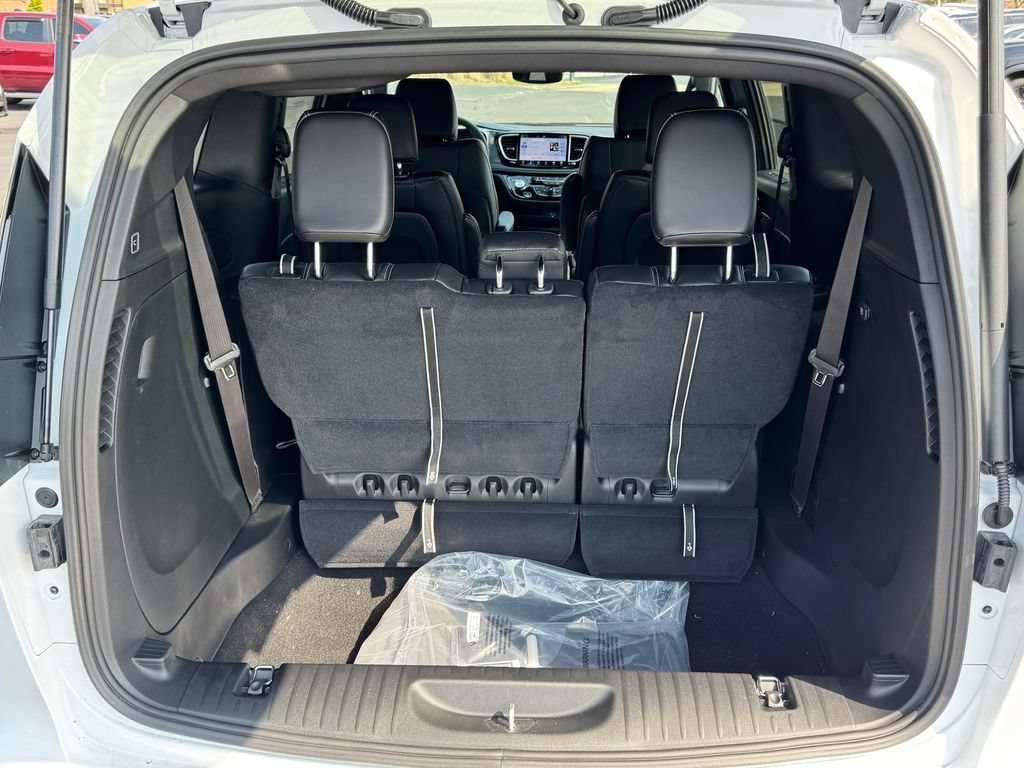 New 2026 Chrysler Pacifica Select image 14