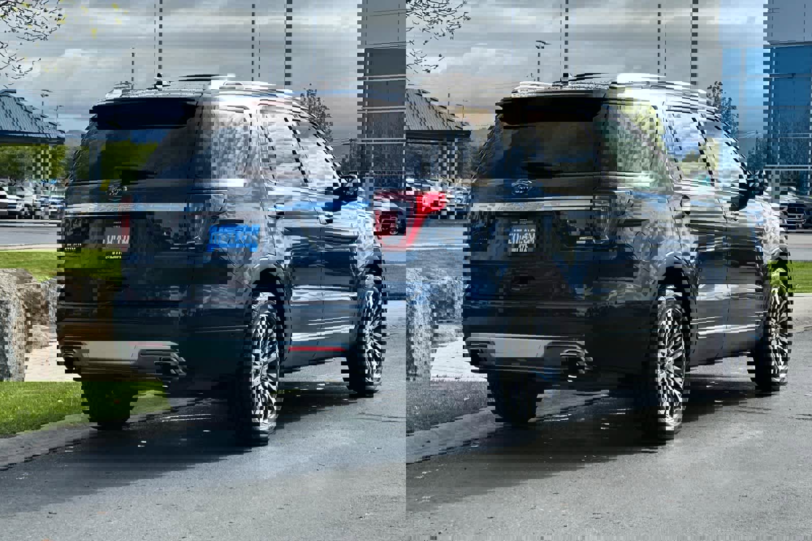 Used 2017 Ford Explorer Platinum image 2