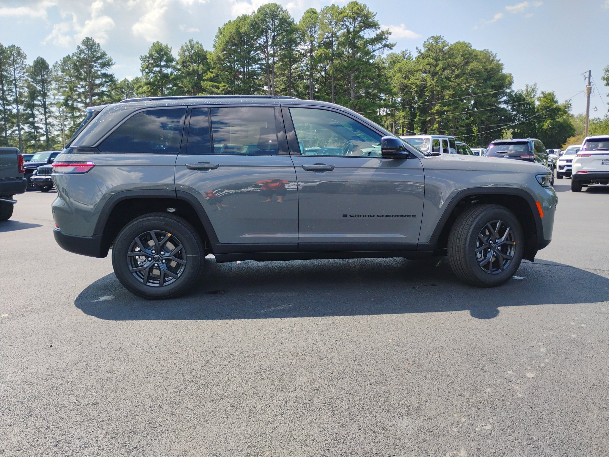 New 2027 Jeep Grand Cherokee Altitude AWD/4WD image 4