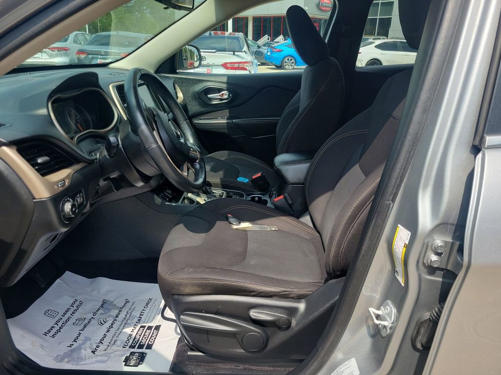 Used 2016 Jeep Cherokee Latitude FWD image 16